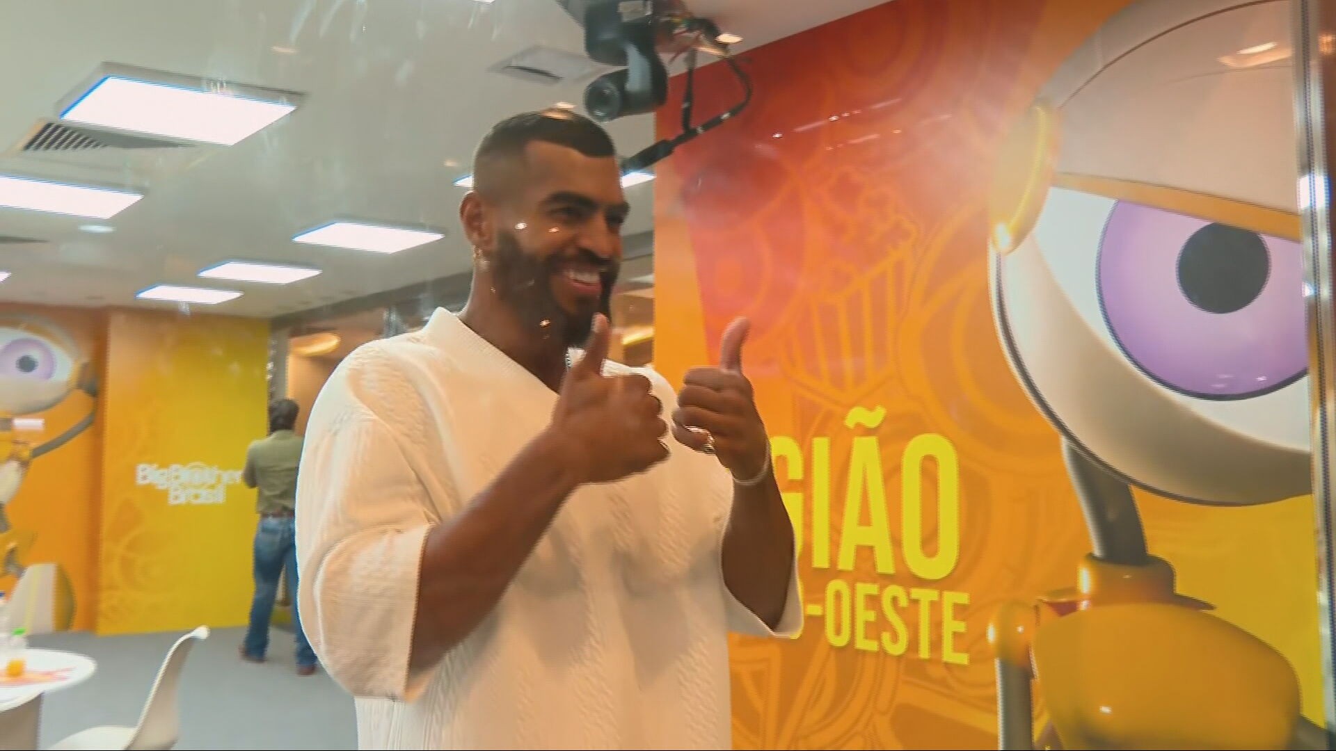 Ricardo promete usar sunga branca, após pedido do público na Casa de Vidro Centro-Oeste