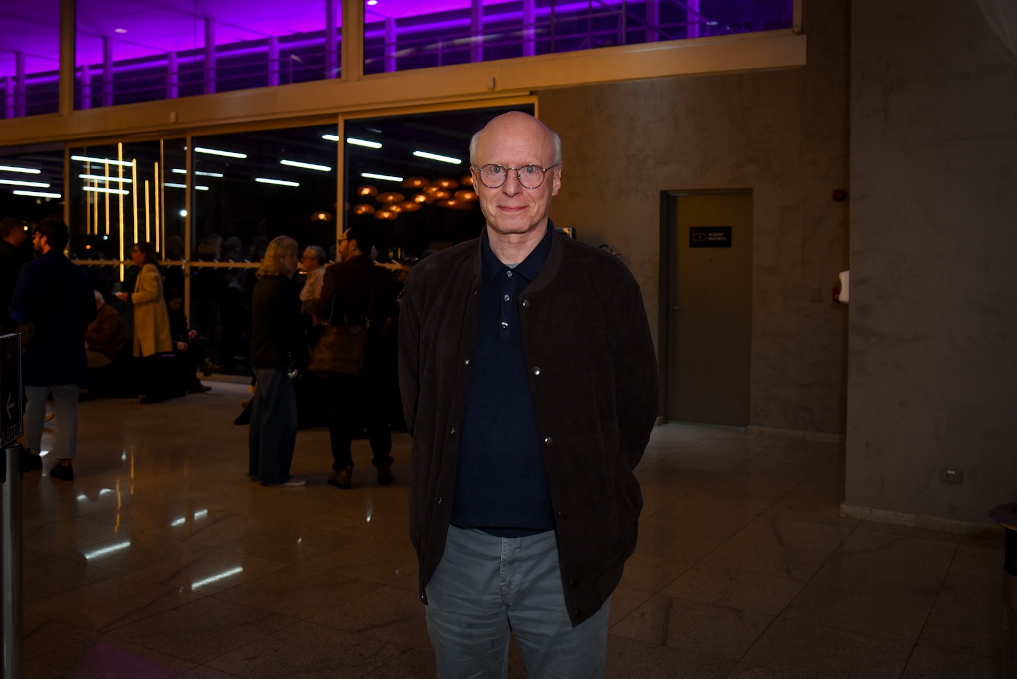 Lembra dele? Carlos Moreno, o 'Homem Bombril', faz rara aparição em estreia de peça