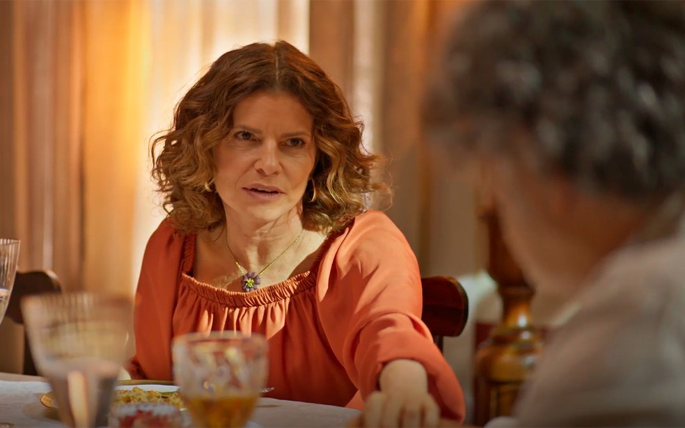 Deodora força intimidade com Ariosto e simpatia com Artur em No Rancho Fundo — Foto: Globo