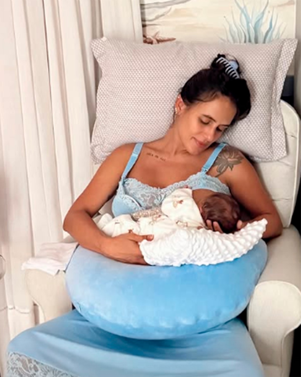 No dia dos 10 anos da Tardezinha, Carol Peixinho posta amamentando filho e apoia Thiaguinho