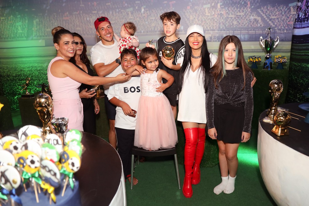 Simone e Simaria com os filhos e a família — Foto: Brazil News