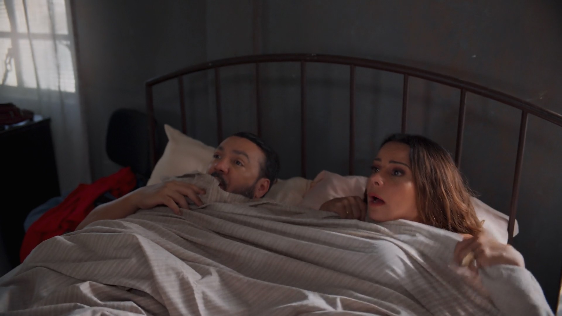 Três Graças: Misael e Consuelo são flagrados na cama