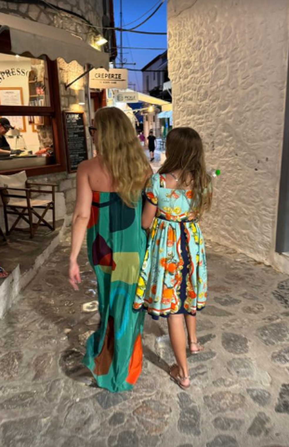 Angélica passeia com a filha — Foto: reprodução