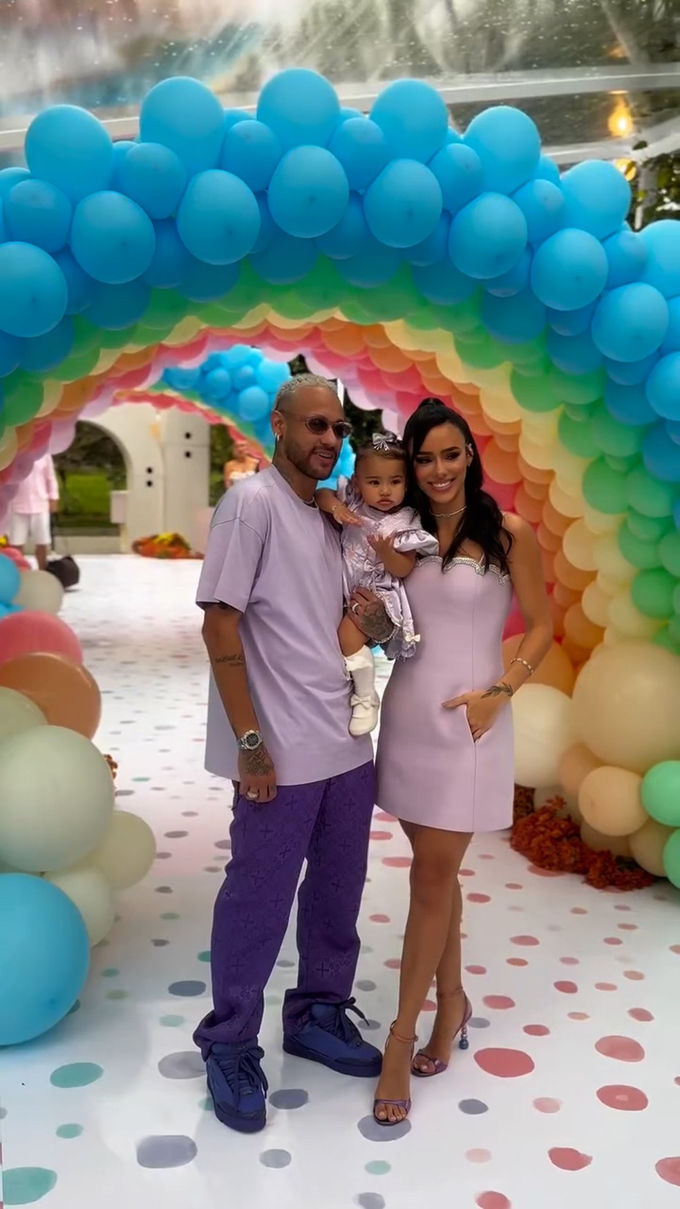 Neymar e Bruna Biancardi com a filha no aniversário de um ano de Mavie — Foto: Reprodução/Instagram