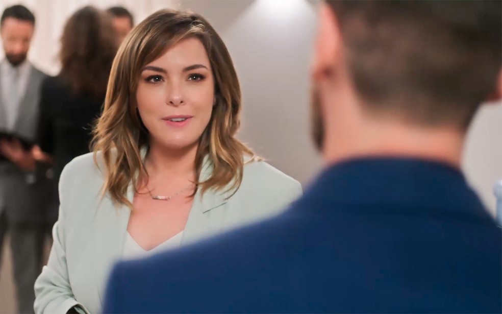 Clara enfrenta Theo ao chegar ao tribunal, e advogado percebe em Vai na Fé — Foto: Globo