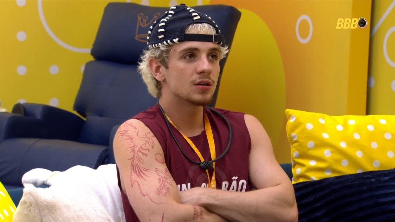 Juliano Floss flagra conversa entre sisters e comenta: 'Até do Boneco, elas falam mal'