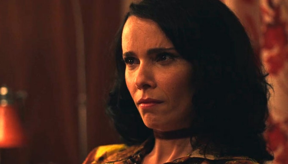 Irene, personagem de Débora Falabella, se casa com homem que não ama por medo de ficar sozinha — Foto: Globoplay