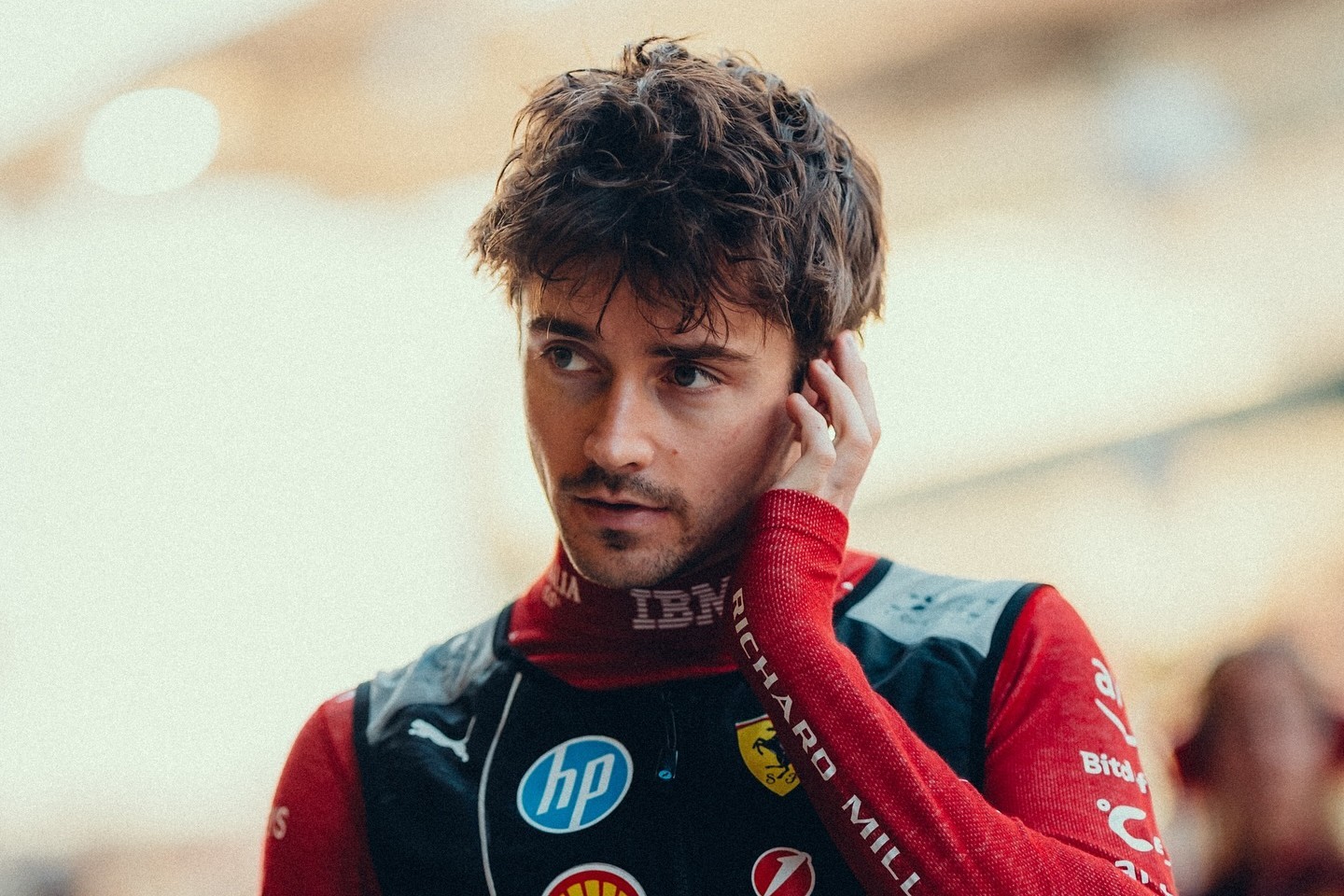 Charles Leclerc bate Lewis Hamilton e é eleito galã da Fórmula 1 2026