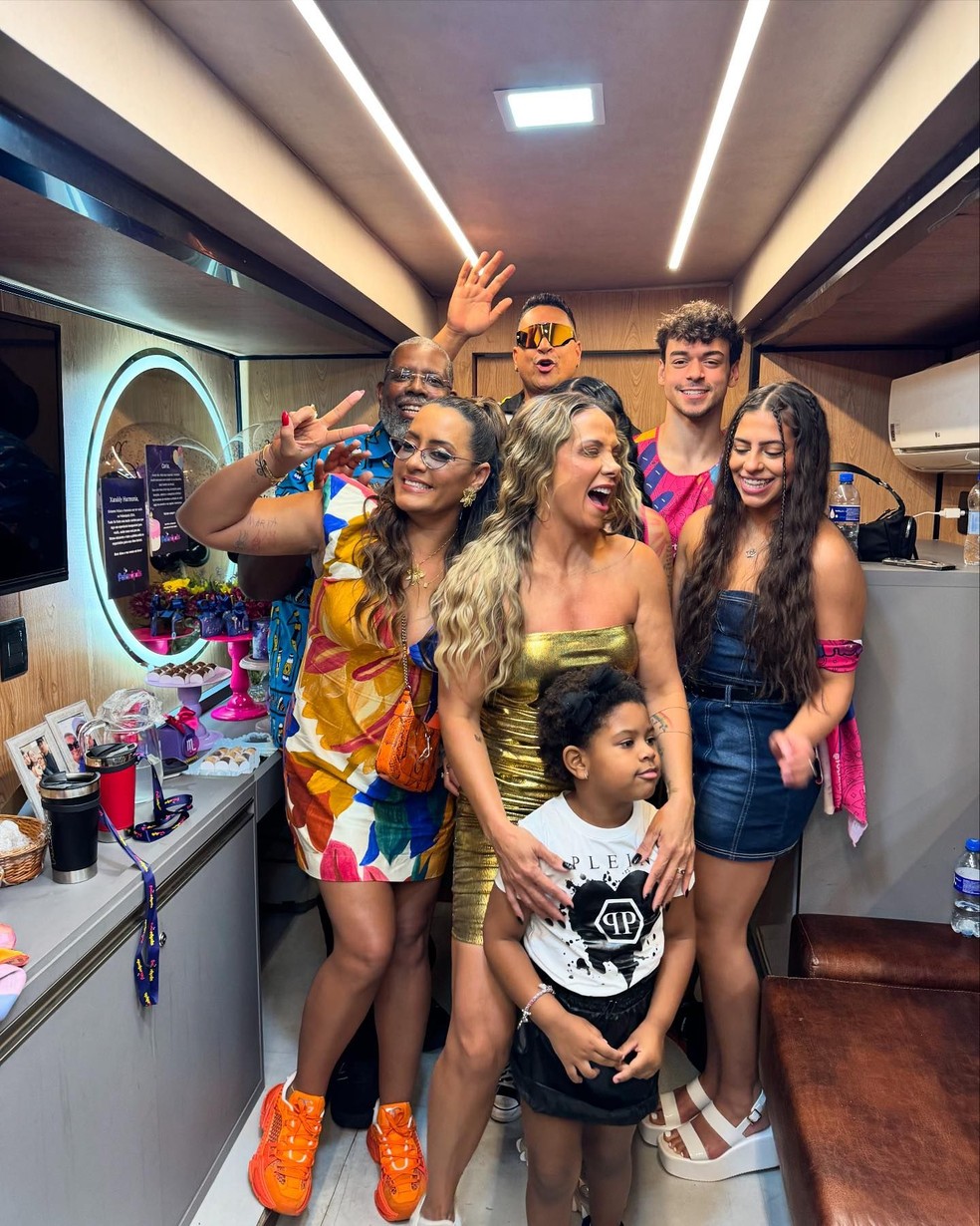 Carla Perez comemora aniversário com sua família e a de Péricles — Foto: Instagram