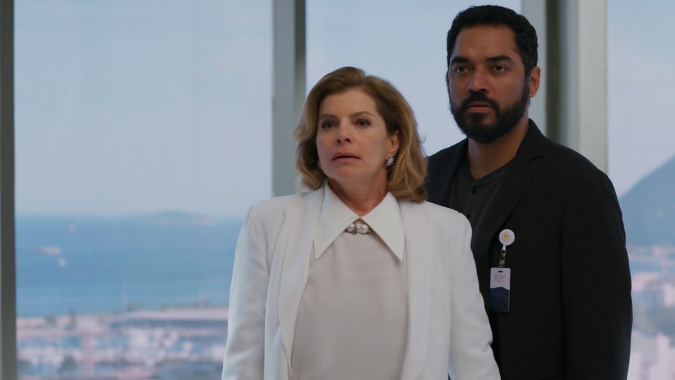 Em Vale Tudo, Odete e Mário Sérgio são flagrados por Walter — Foto: Globo