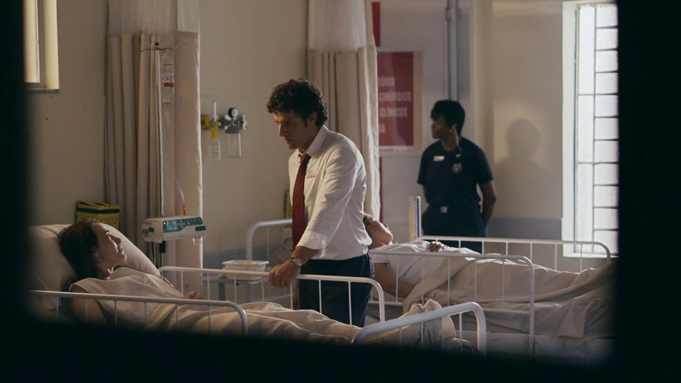 Adriana e Pedro se reencontram após atentado em Quem Ama Cuida — Foto: Globo