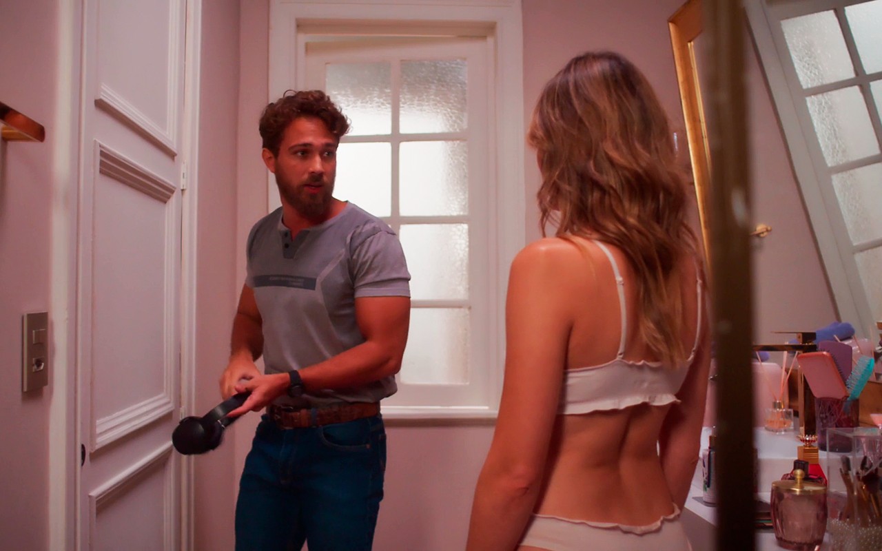 Coração Acelerado: Naiane fica só de lingerie e Gael se choca