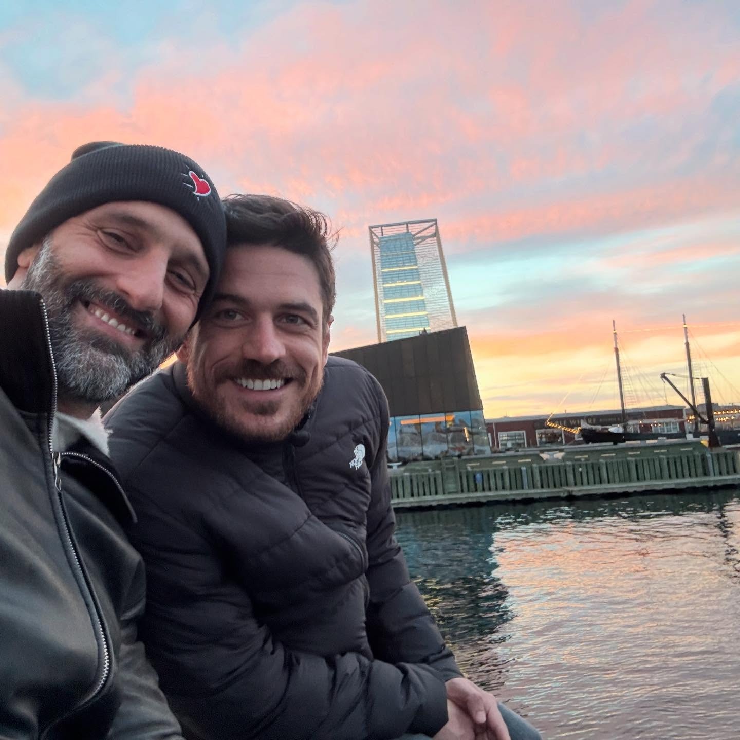 Marido de Marco Pigossi posta cliques com o ator e se declara: 'Meu amor'