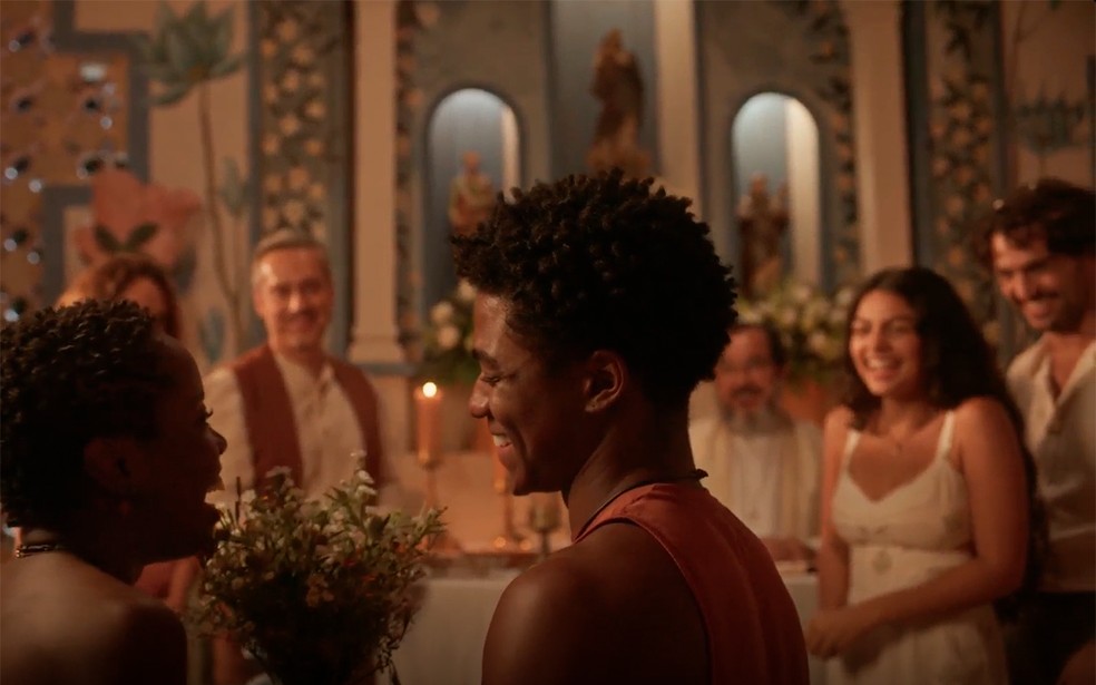 Caridade pega o buquê de Quinota no casamento com Artur em No Rancho Fundo — Foto: Globo