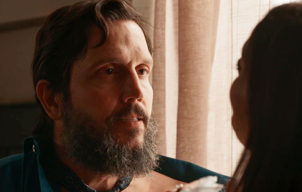 Em Renascer, Egídio (Vladimir Brichta) não gosta do tom da conversa de Eliana (Sophie Charlotte) — Foto: Globo