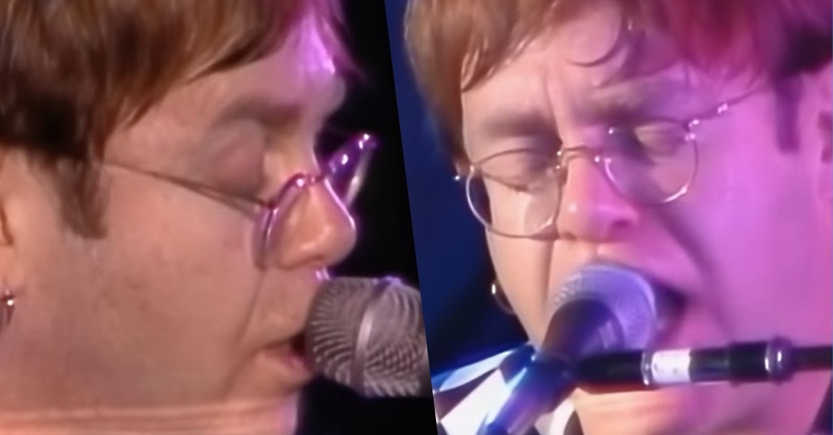 Elton John durante apresentação no Estádio do Flamengo na época de seu primeiro show no Brasil