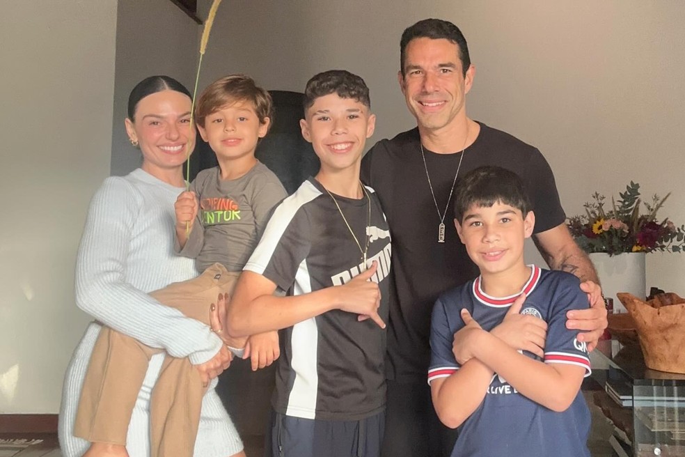 Marcus Buaiz comemorou aniversário ao lado de Isis Valverde, do filho dela, Rael, e dos filhos dele, José Marcus e João Francisco — Foto: Instagram