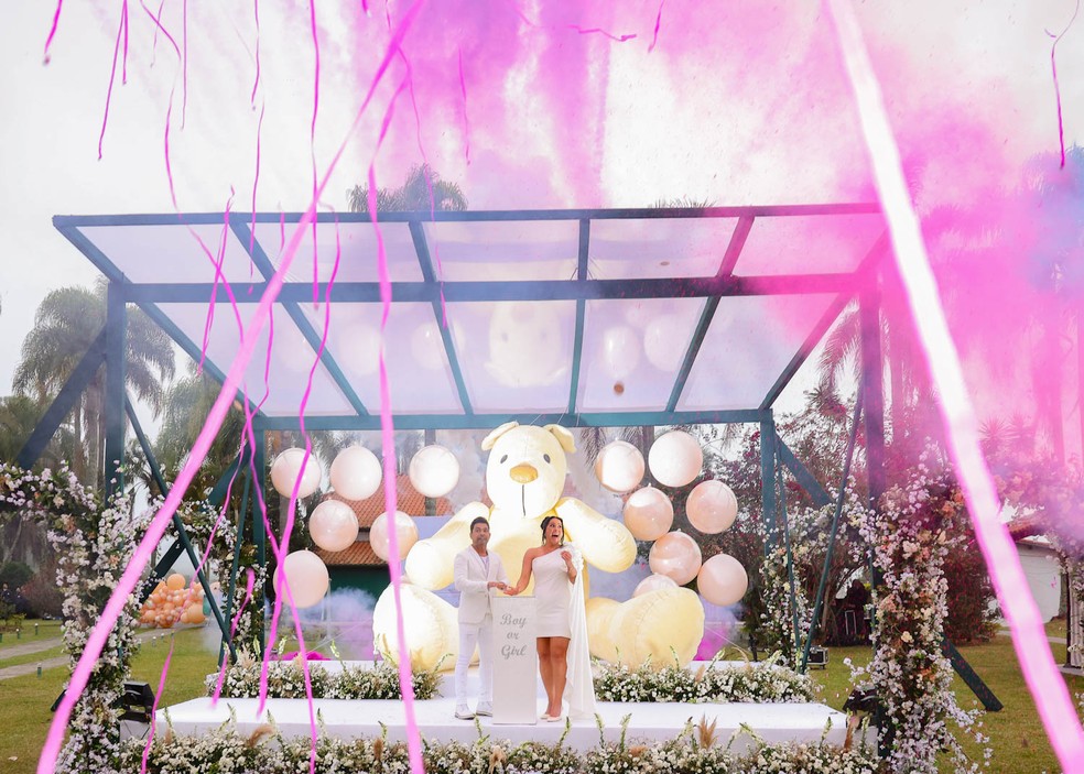 Cerimônia de chá revelação contou com casamento surpresa entre Zezé di Camargo e Graciele Lacerda — Foto: brazil news