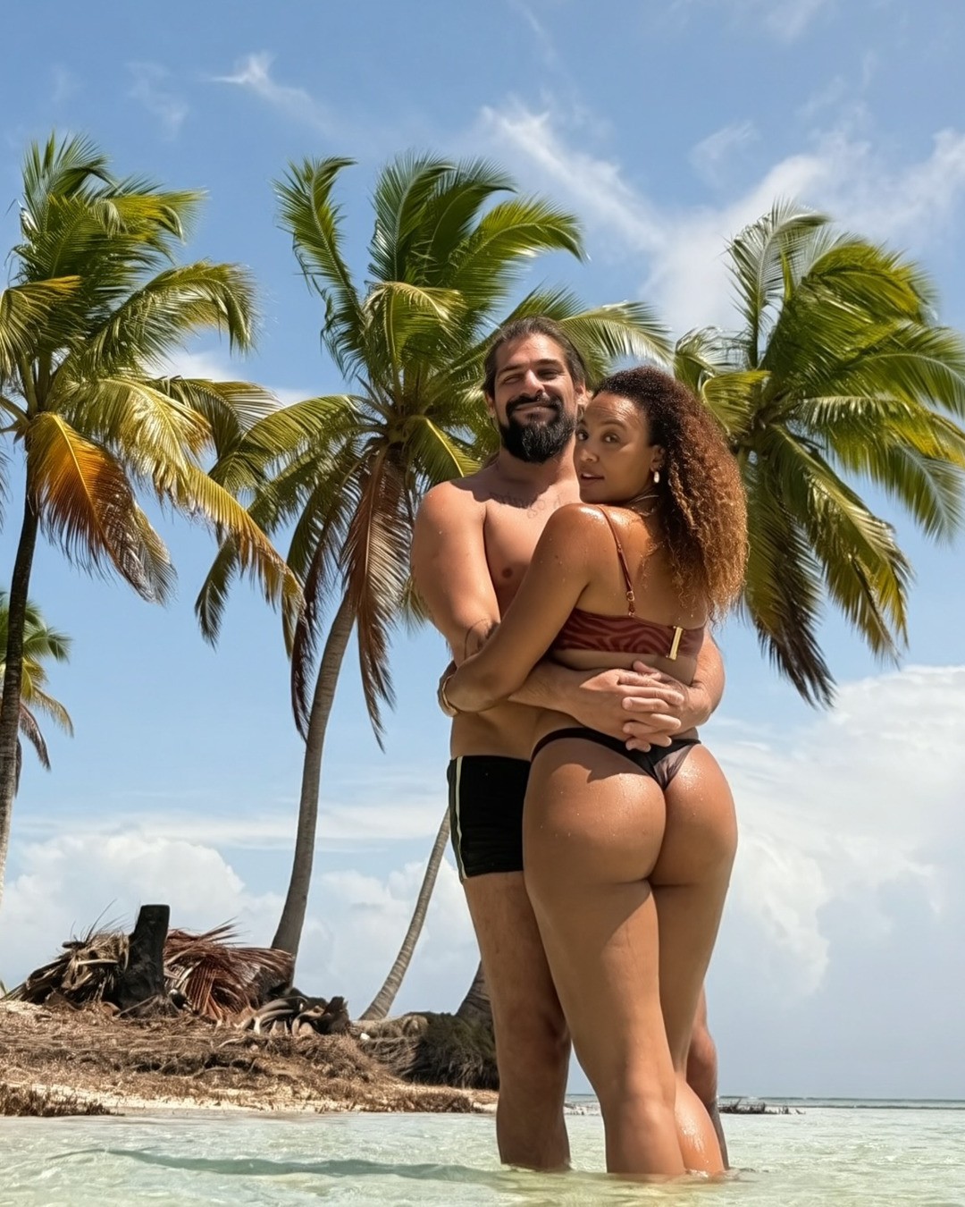 Sheron Menezzes exibe corpão em fotos de viagem romântica com marido: 'Não acaba, férias'