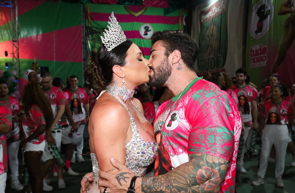 Juju Salimeni dá beijão no noivo em ensaio de Carnaval — Foto: Clayton Felizardo / Brazil News
