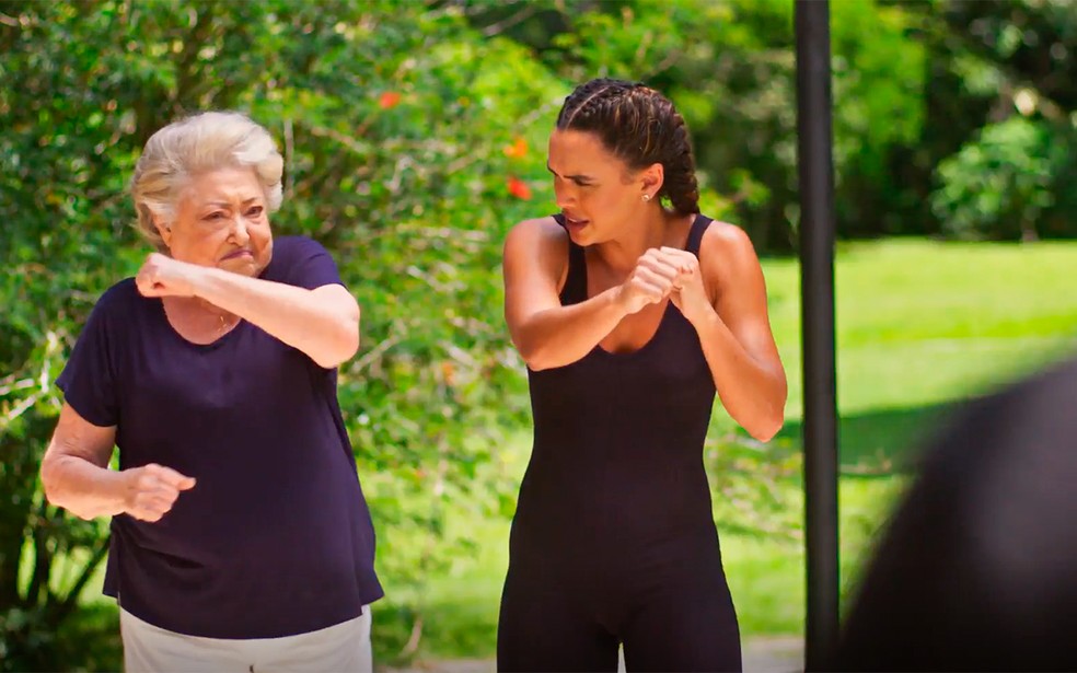 Rosa treina kickboxing com Bárbara em Dona de Mim — Foto: Globo