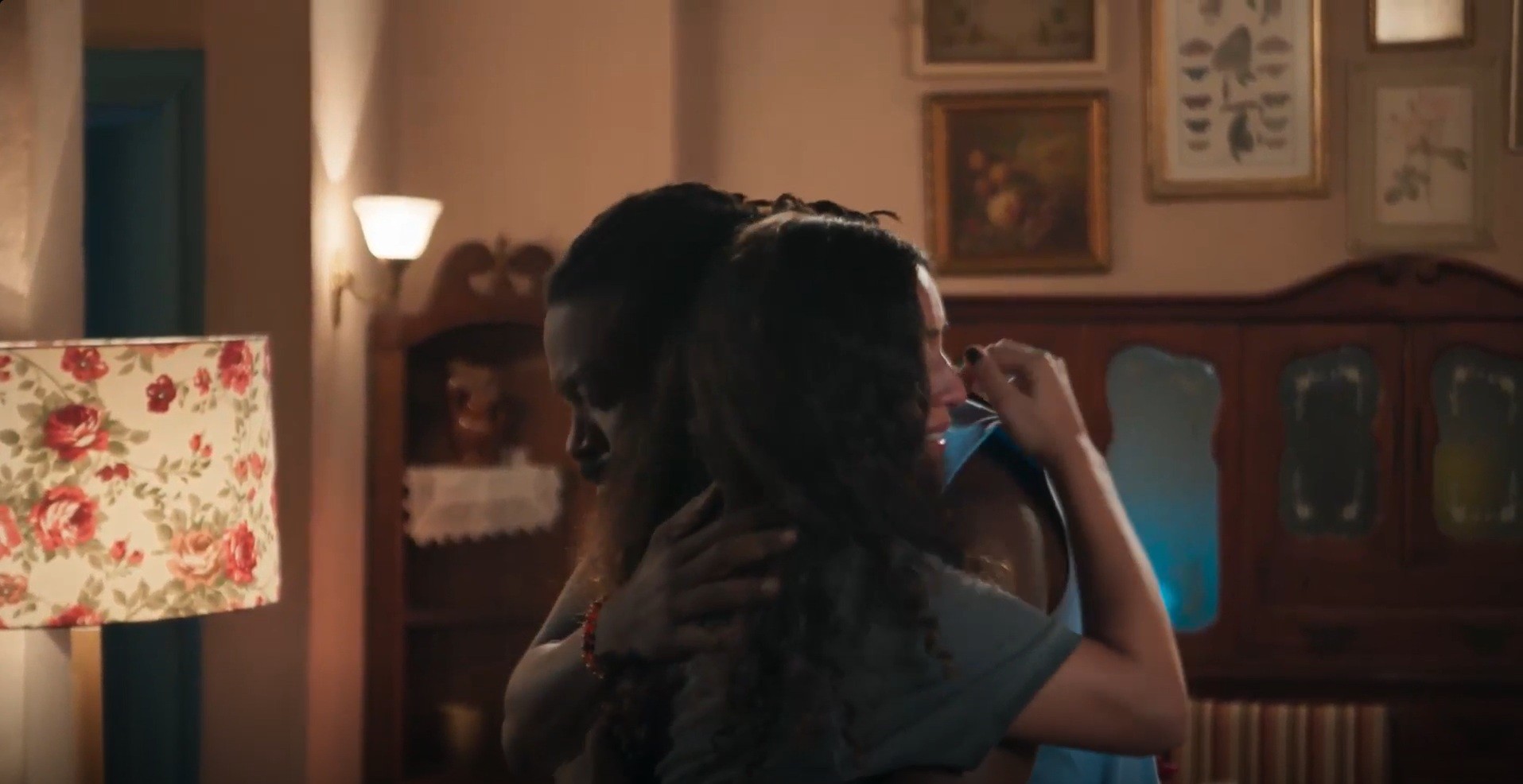 Volta por Cima: Cacá revela trauma sofrido a Jão, e ele a acolhe