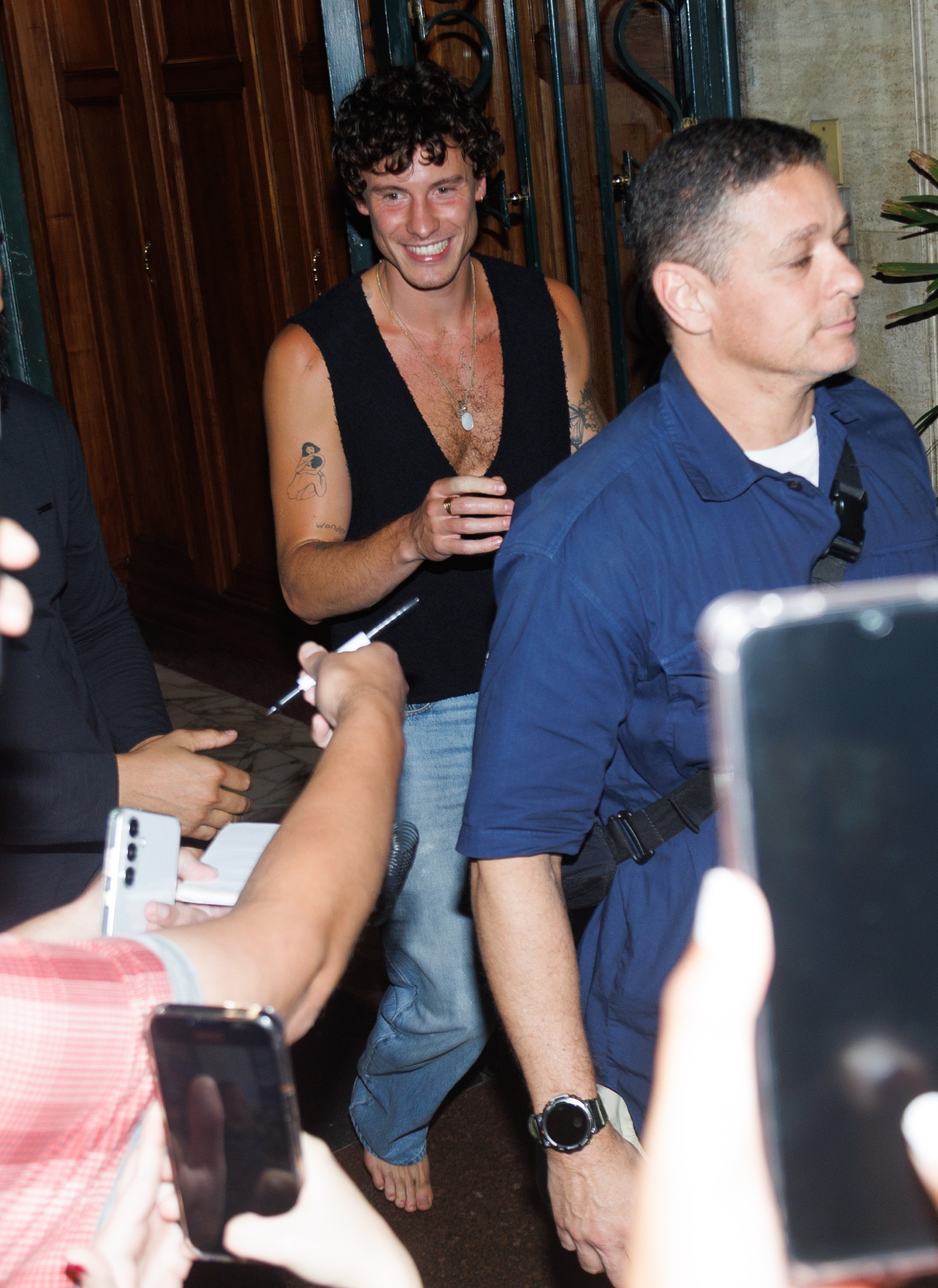 Shawn Mendes sai descalço da festa de Dua Lipa e é rodeado por fãs em São Paulo