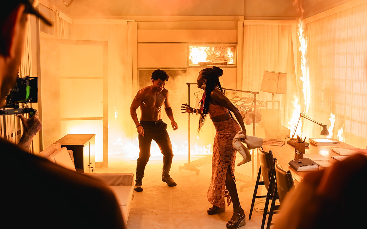 Fogo em Dona de Mim: saiba tudo sobre a magia por trás do incêndio na fábrica da novela