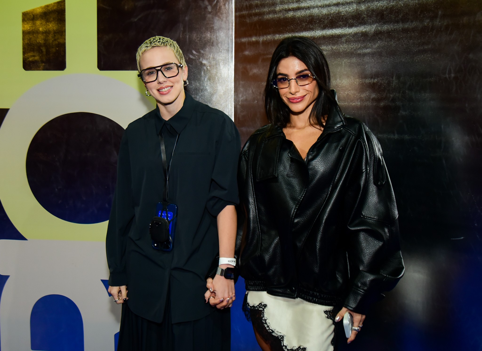 Marcella Rica e a namorada Natália Rosa apostam em looks oversized para o terceiro dia de Rio Fashion Week