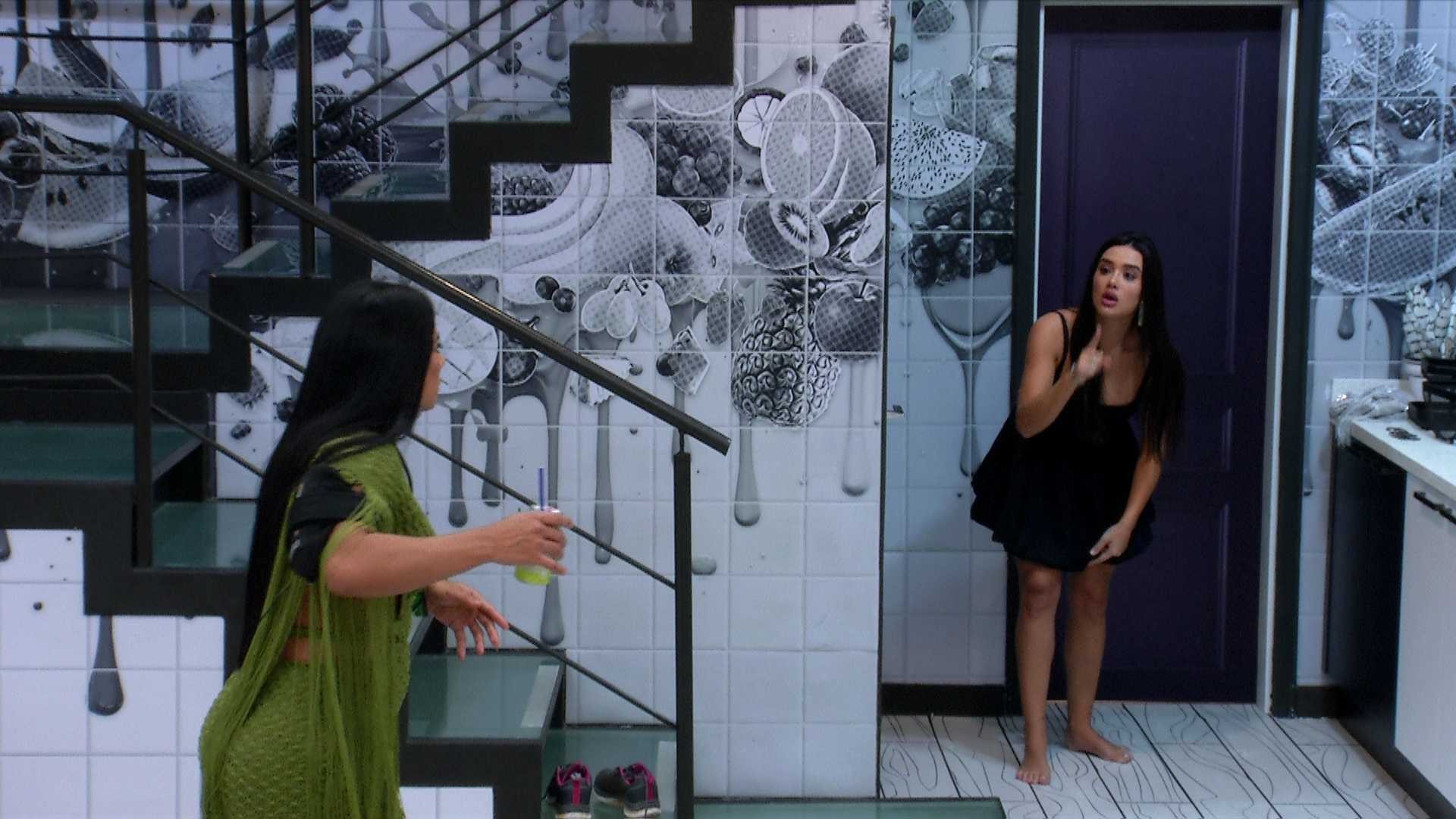Escondidas, Jordana e Marciele tentam ouvir conversa de Samira e Gabriela