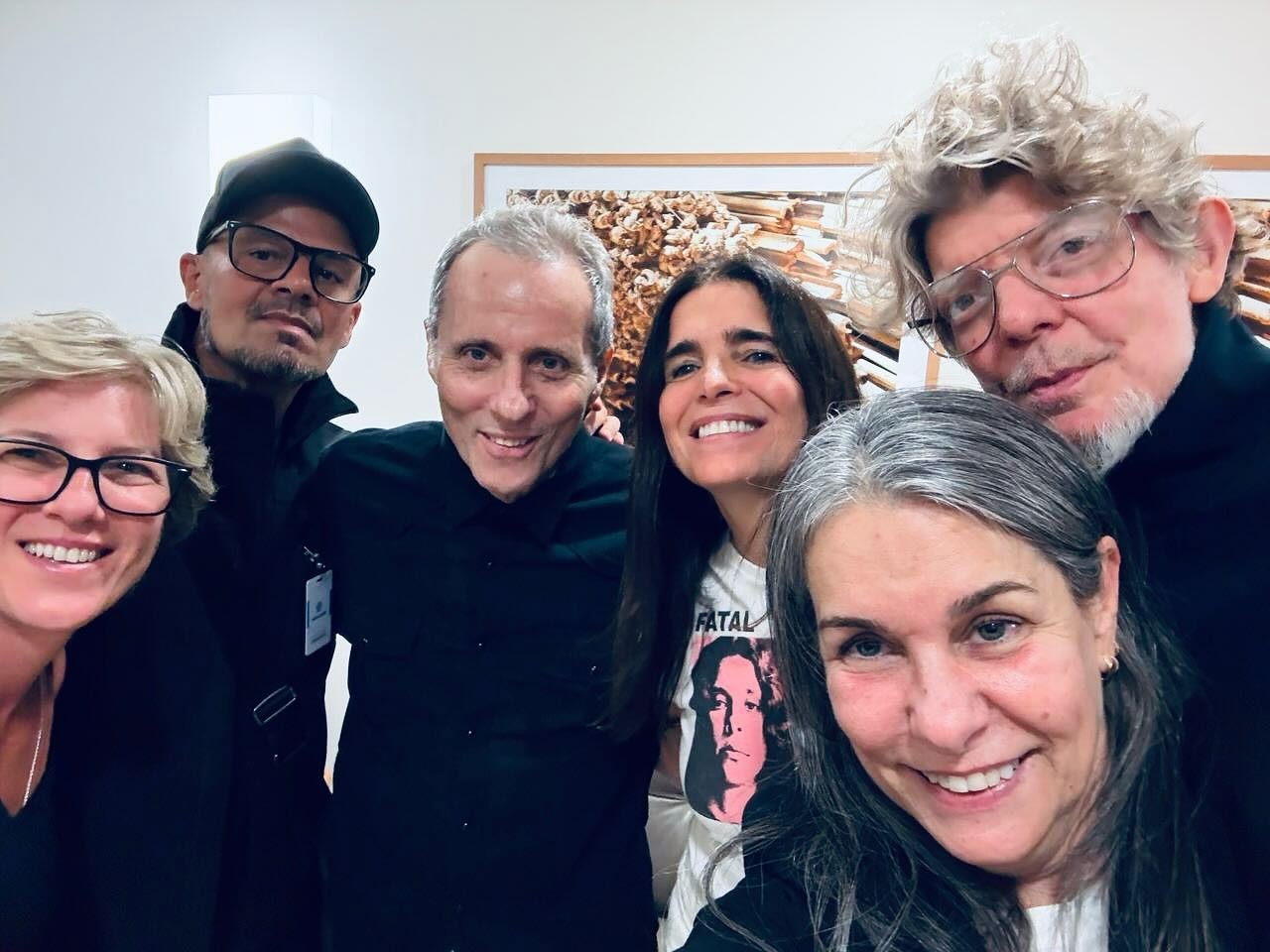 Tony Bellotto recebe visita de Branco Mello e Sérgio Britto, parceiros de Titãs