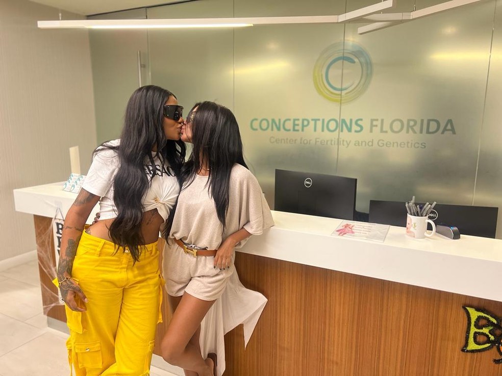 Ludmilla e Brunna Gonçalves visitam clínica de fertilização, em Miami, e iniciam processo para serem mães — Foto: Reprodução/Instagram