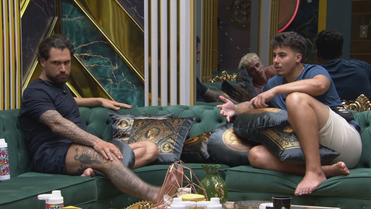 Juliano Floss fala sobre primeiro grupo formado na casa: 'Só andam juntos'