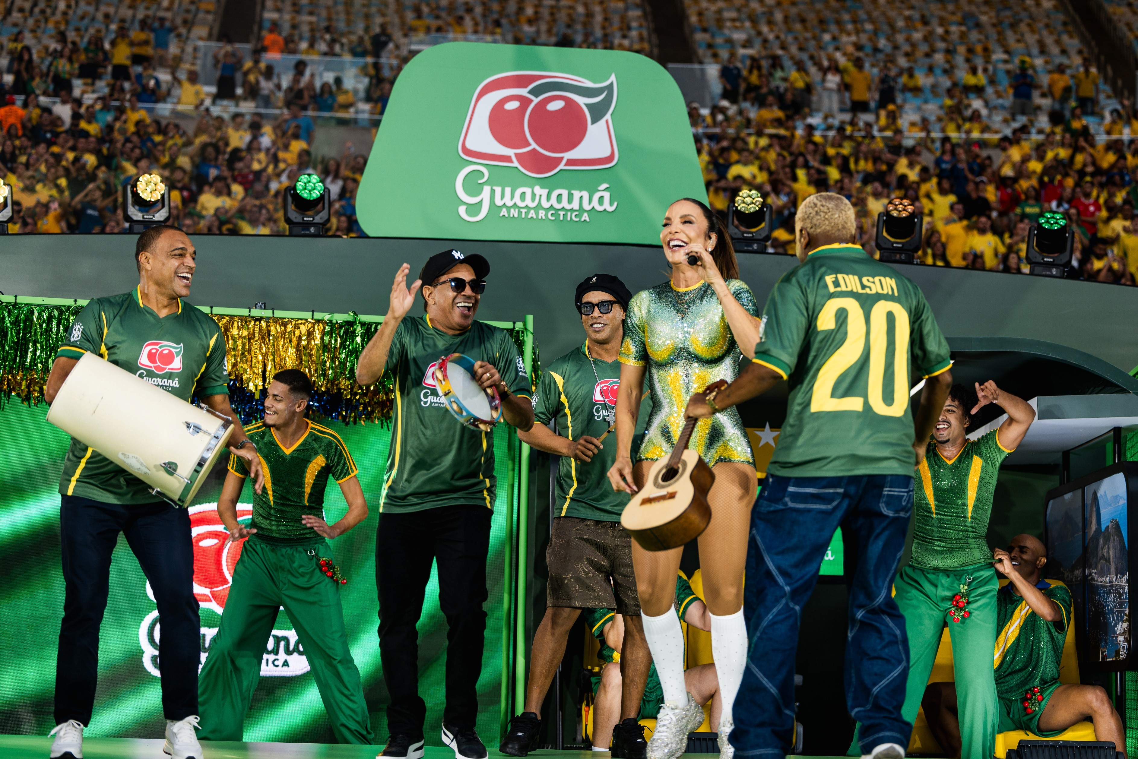 Ivete Sangalo se reúne com banda formada por Ronaldinho Gaúcho e campeões de 2002 no "Show de Esquenta"