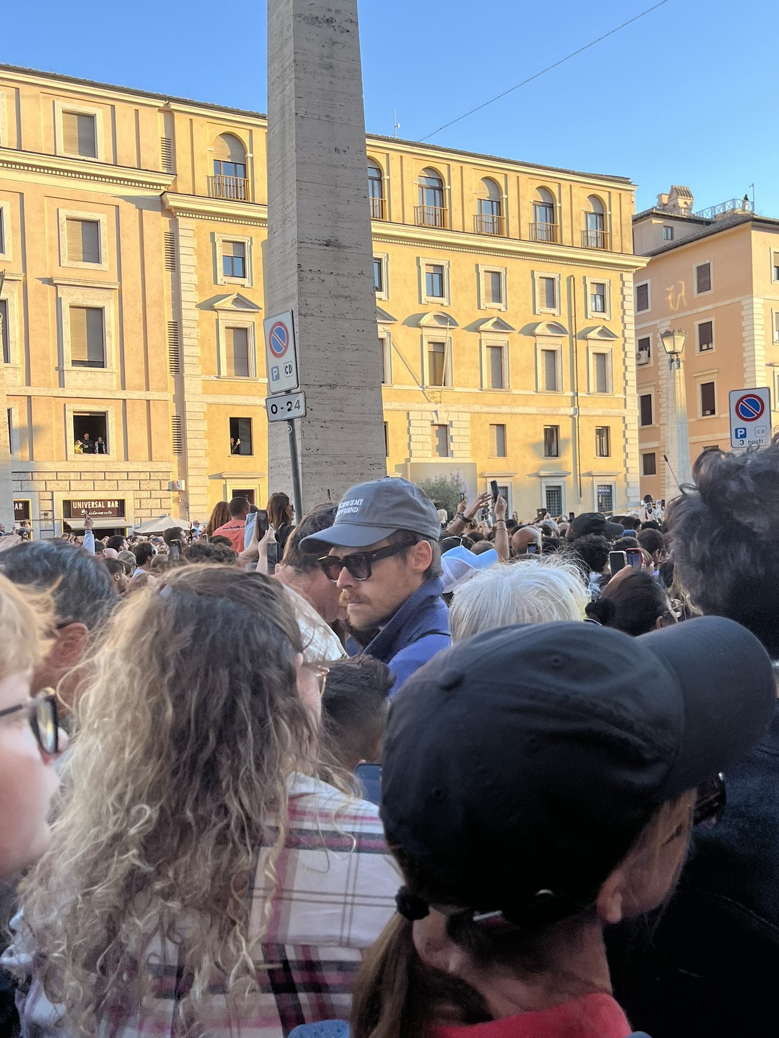 Fã diz ter visto Harry Styles durante anúncio do Papa Leão XIV e registro viraliza