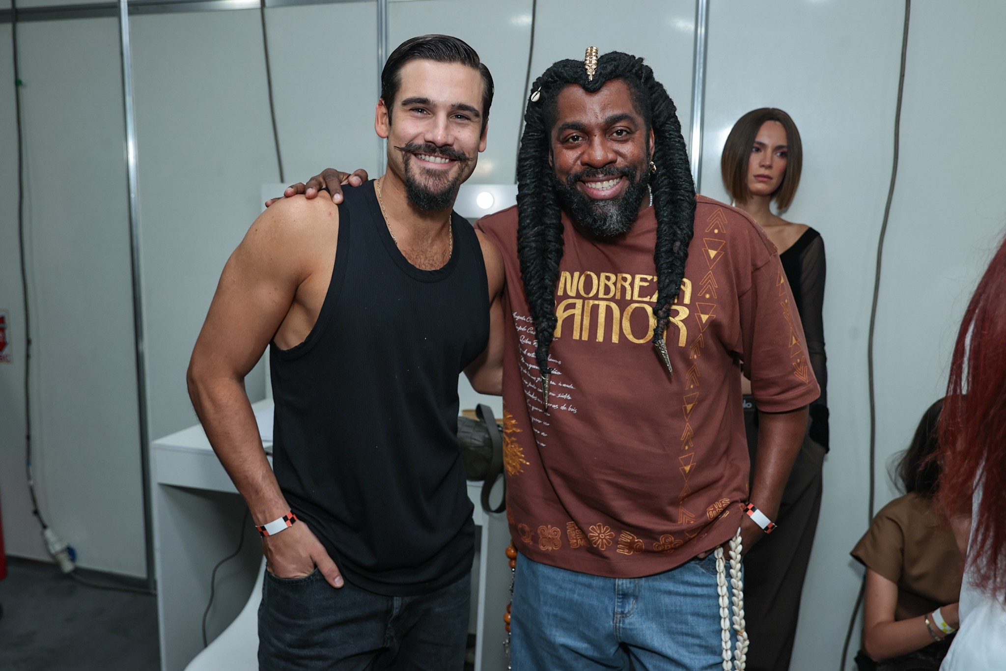 Lázaro Ramos, Nicolas Prattes e mais atores de A Nobreza do Amor desfilam no Rio Fashion Week