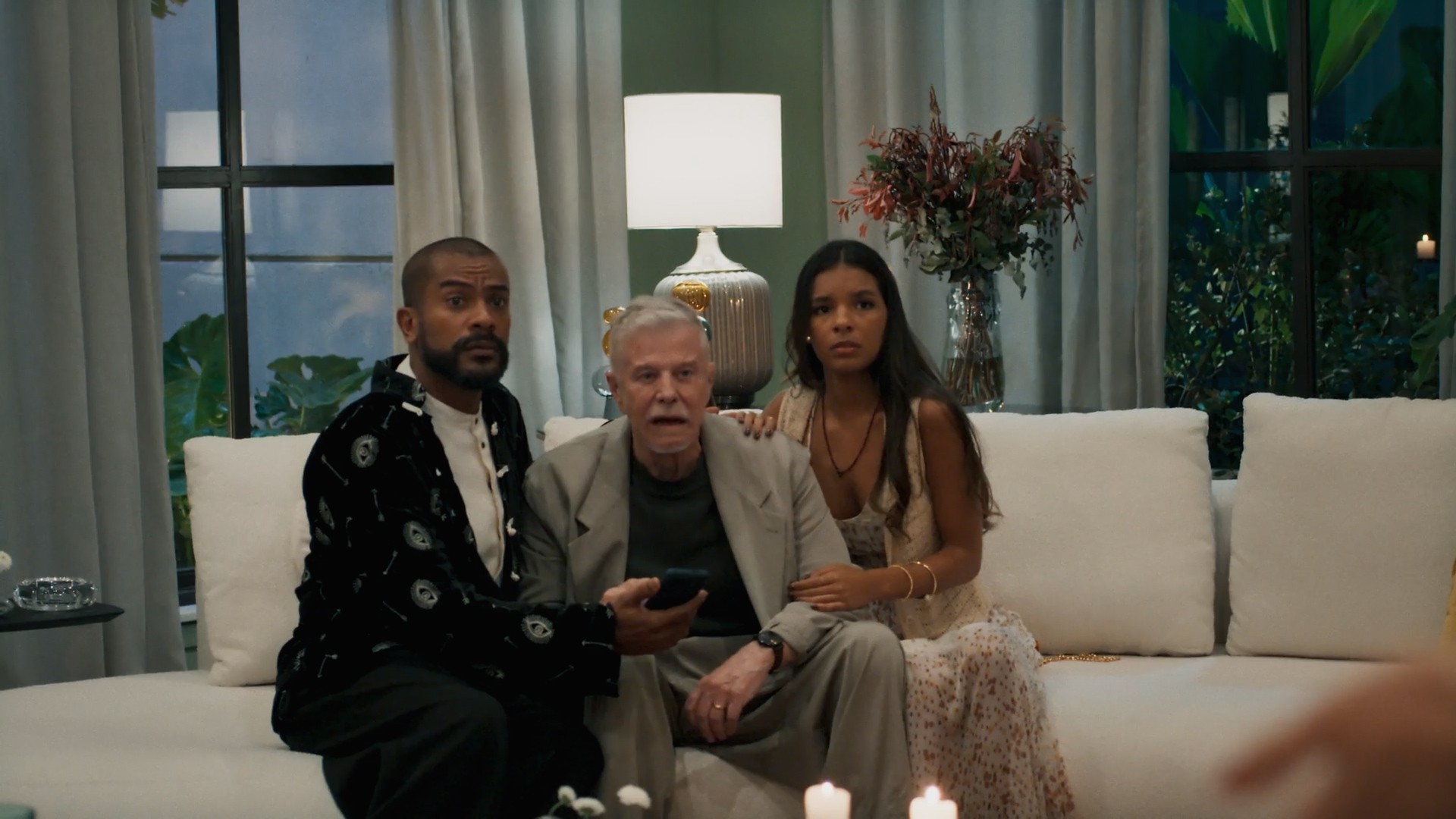 Jantar chique tem morte e gafe da vilã em Três Graças