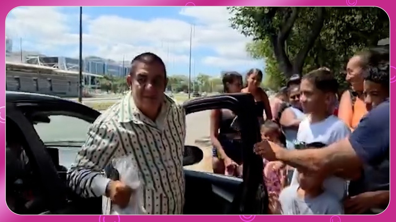 No Dia de São Cosme e Damião, Zeca Pagodinho distribui doces e se diverte ao ser confundido com Martinho da Vila