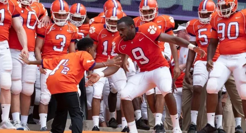 'Safety - Uma Jogada de Coragem' conta a história de Ray McElrathbey — Foto: Divulgação