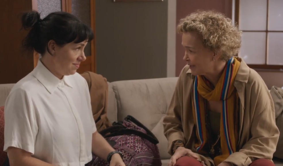 Carol e Ester fazem as pazes e cientista é incentivada a dar chance para Natália — Foto: Reprodução/TV Globo