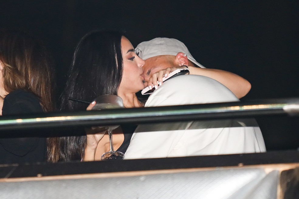 Bruna Biancardi beija a testa de Neymar no show do cantor Thiaguinho — Foto: Brazil News