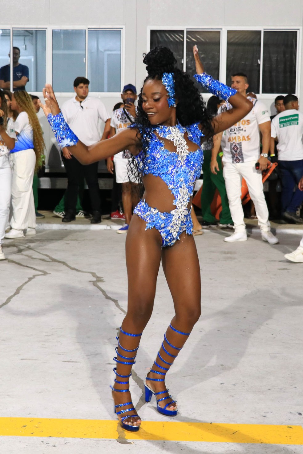 Rainha de Bateria da Beija-Flor, Lorena Raissa exibe barriguinha