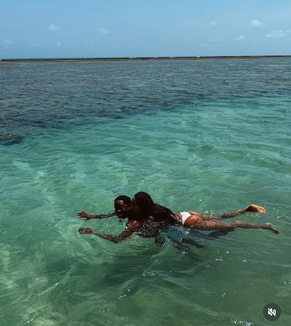 Taís Araujo e Lázaro Ramos curtem férias em cenário paradisíaco — Foto: Reprodução/Instagram