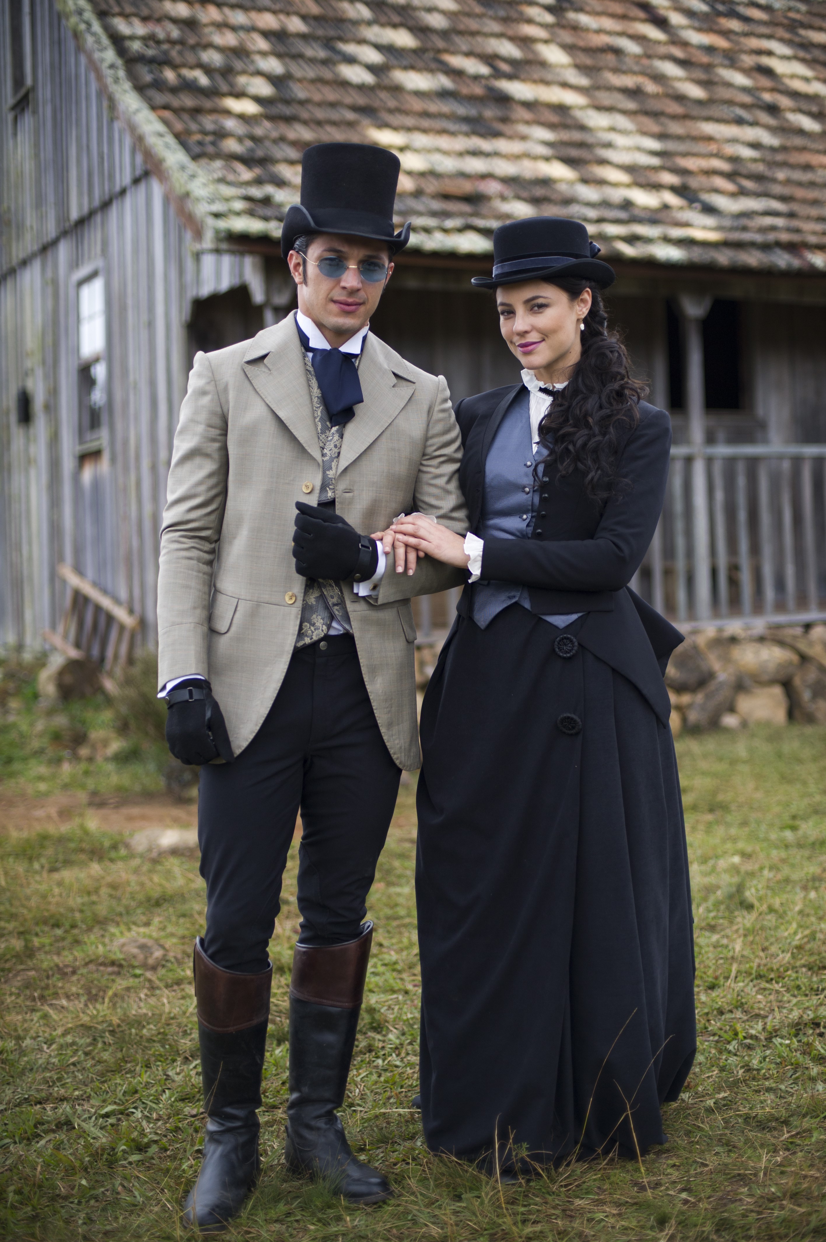 Paolla Oliveira e Romulo Estrela celebram reprise de Além do Tempo no 'Edição Especial': 'Conexão muito forte'