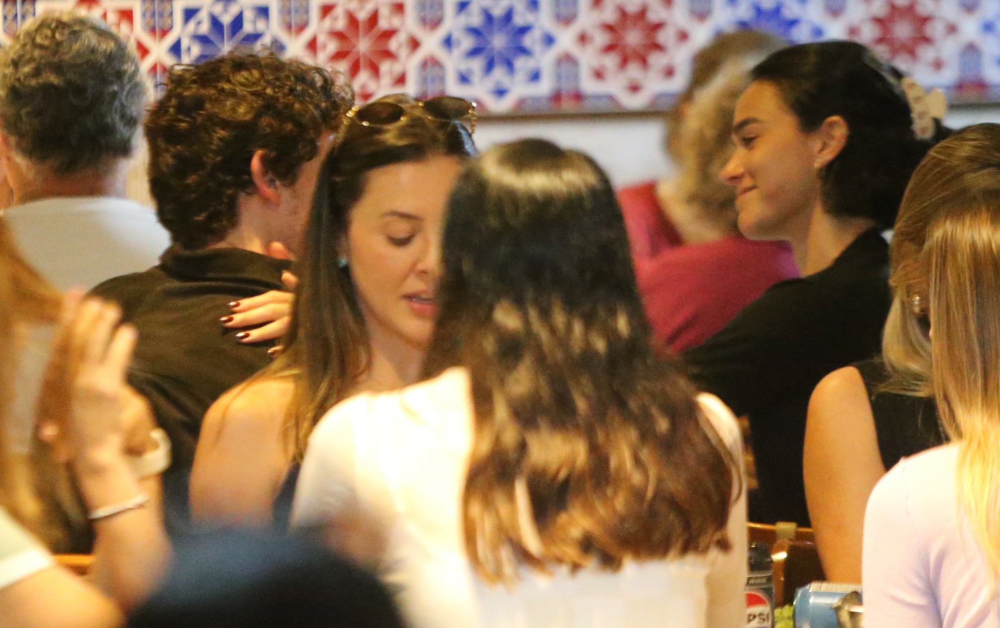 Bruna Marquezine e Shawn Mendes são clicados aos beijos durante jantar no Rio