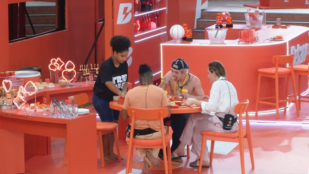 Milena ocupa lugar de Jordana à mesa durante ação, e advogada reclama: 'Eu tava comendo aí'