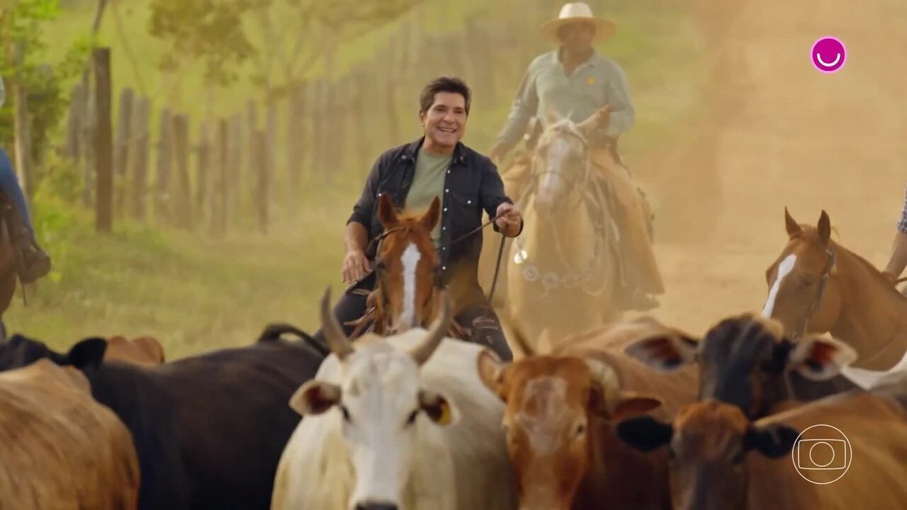 A cavalo, Daniel coloca dupla sertaneja para 'tocar bois' e brinca: 'Acharam que ia ser moleza?'
