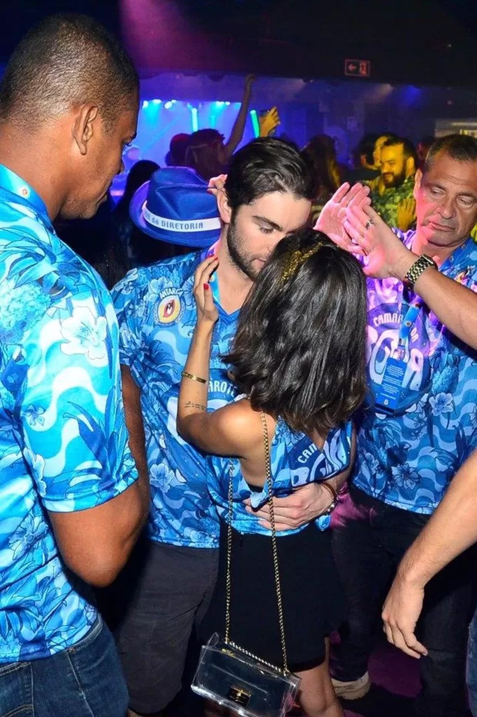 Chace Crawford beija Manu Gavassi em camarote na Marquês de Sapucaí no carnaval de 2015 — Foto: Felipe Assumpção e Henrique Oliveira/AgNews