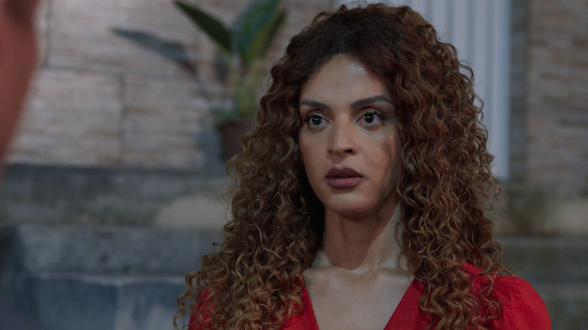 Três Graças: Viviane dá tempo para Leonardo escolher um lado na guerra contra Ferette