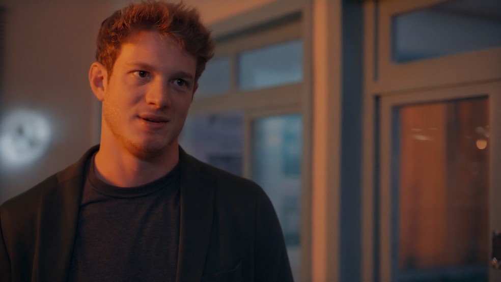 Três Graças: Leonardo pede Viviane em namoro — Foto: Reprodução/TV Globo